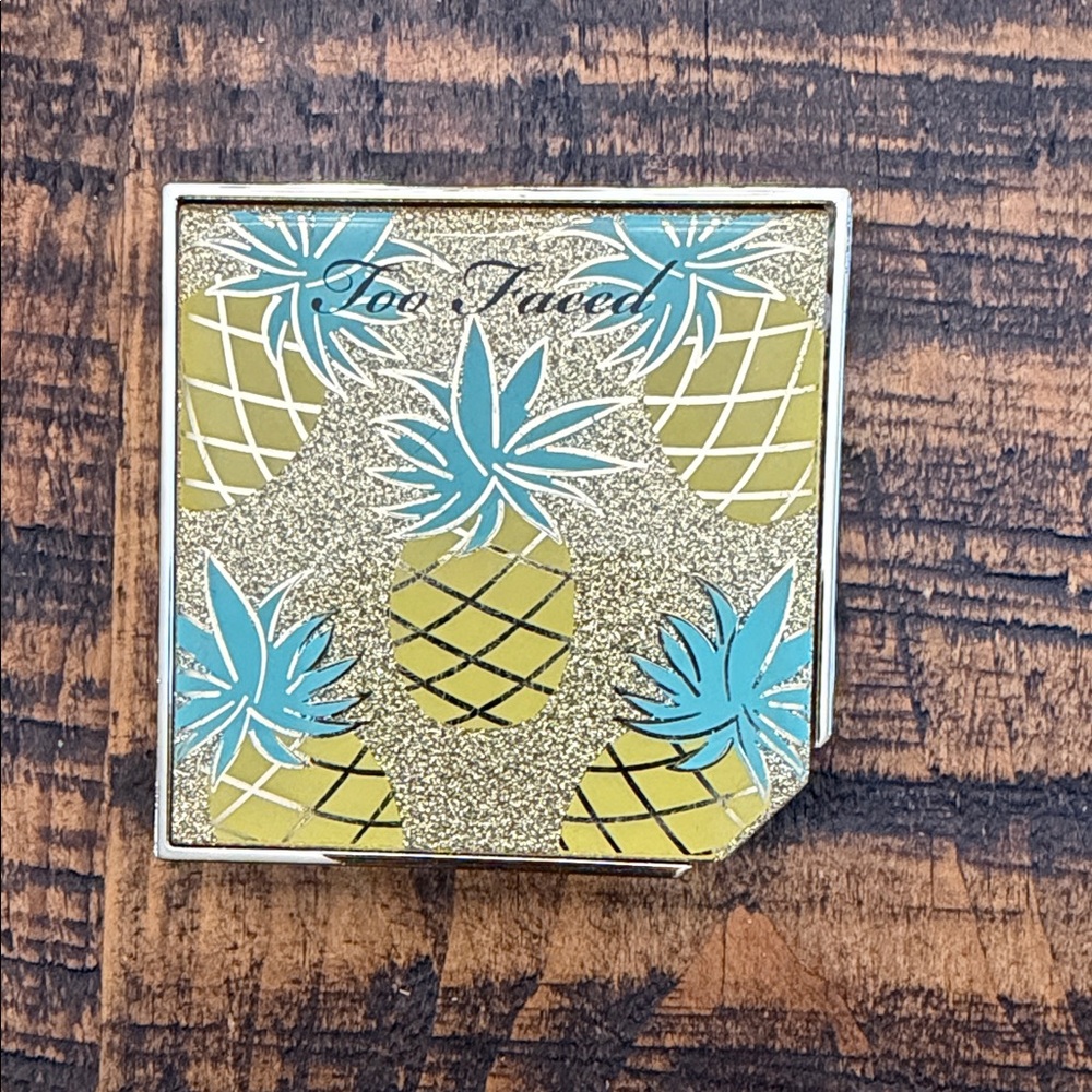 Too Faced Pineapple Paradise Strobing Bronzer (Pineapple Sun)